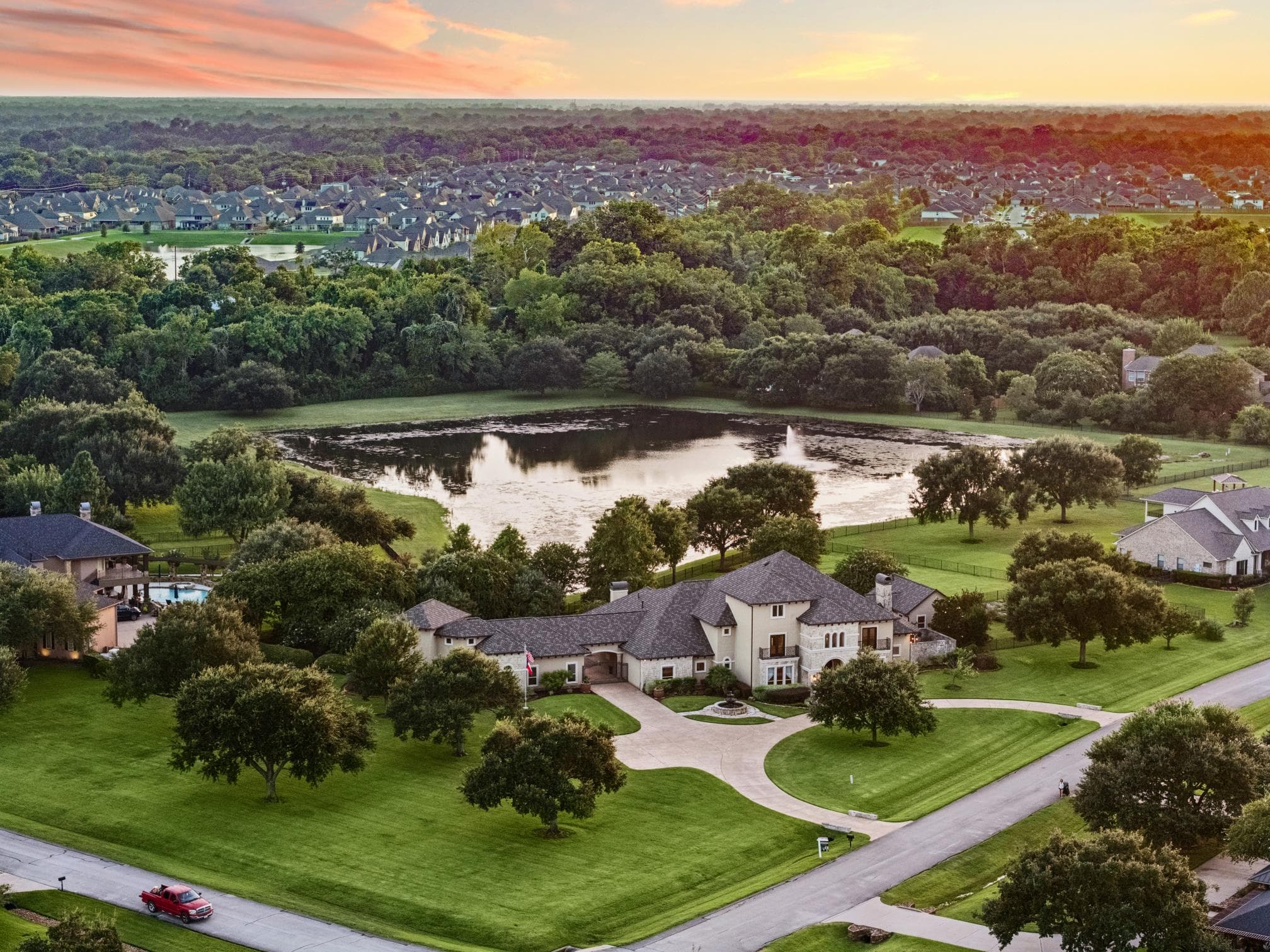 At 5:30, This Texana Plantation Estate Puts On a Show